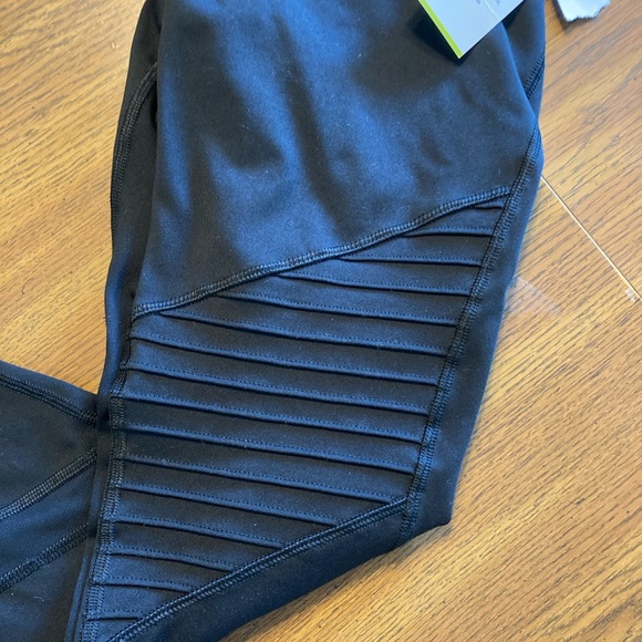 Old Navy Women’s Leggings - Picture 3 of 5
